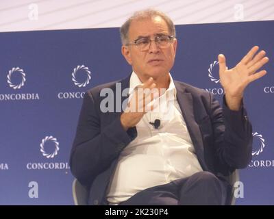 Concordia Summit 2022, Sheraton-Midtown, New York, 21 settembre 2022. Apparso al Concordia Summit 2022 di New York, il famoso professore Nouriel Roubini, economista della NYU, si unisce in conversazione a Suzanne Kianpour della BBC, per discutere i dieci più pericolosi MegaThreat e Trends che mettono in pericolo il nostro futuro sempre più probabile del Dystopian, E come dovremmo agire sia individualmente che collettivamente come Società Globale, per sopravvivere all’impatto di queste minacce. ©Julia Mineeva/EGBN TV News/Alamy Foto Stock