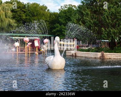 Rust, Germania - 1 settembre 2022: Figurine of Swan in Europa-Park, il più grande parco a tema della Germania, e il secondo parco a tema più popolare in Europ Foto Stock