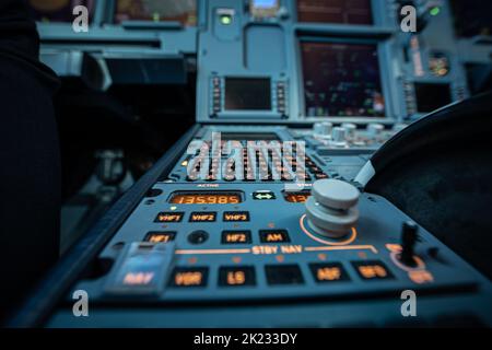 Piano di volo Airbus girato con quadro strumenti e vista sul computer di gestione del volo e display CPDLC.piano di volo Airbus shot con pannello strumenti Foto Stock