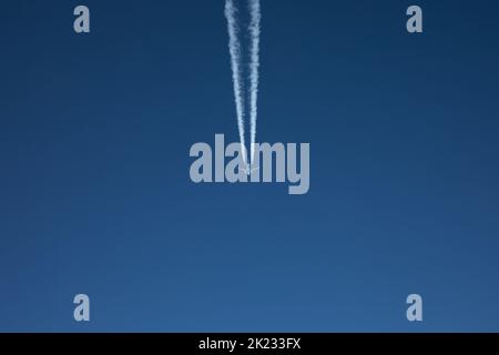 Il clima è limpido e un Boeing 737 è appena di passaggio. Cielo blu senza nuvole.Vista chiara sui contrasti. I turisti che volano verso la destinazione di vacanza Foto Stock