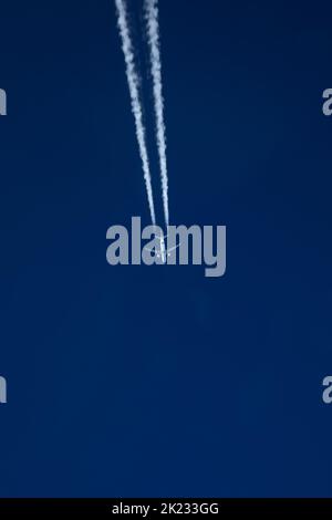 Il clima è limpido e un Boeing 737 è appena di passaggio. Cielo blu senza nuvole.Vista chiara sui contrasti. I turisti che volano verso la destinazione di vacanza Foto Stock