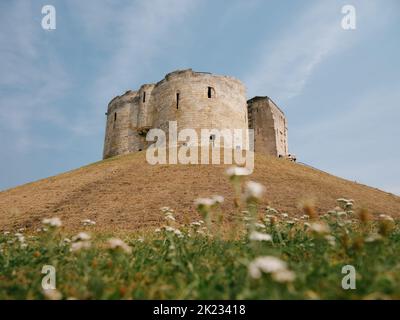 Clifford's Tower / York Castle, York, North Yorkshire, Inghilterra, Regno Unito - patrimonio inglese Foto Stock