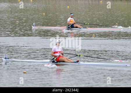 Racice, Repubblica Ceca - 21 settembre: Melvin Twellaar dei Paesi Bassi (a destra) e Trevor Jones del Canada (a sinistra) in gara per le finali del quarto delle sculture maschili durante il Day 4 dei Campionati mondiali di voga 2022 al Labe Arena Racice il 21 settembre 2022 a Racice, Repubblica Ceca. (Agenzia Vit Cerny/CTK Photo/BSR) Foto Stock