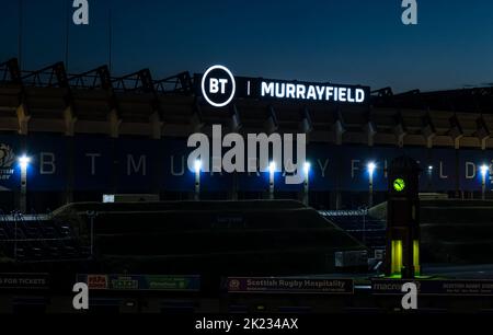 Il logo dello stadio di rugby BT Murrayfield si illumina di notte nel buio, Edimburgo, Scozia, Regno Unito Foto Stock