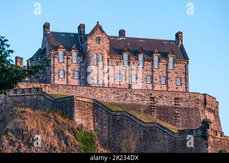 Vista del castello di Edimburgo con il cielo blu chiaro, Scozia, Regno Unito Foto Stock