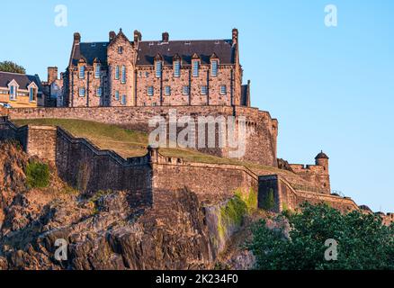 Vista del castello di Edimburgo con il cielo blu chiaro, Scozia, Regno Unito Foto Stock