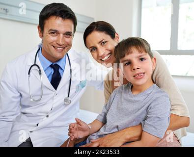 Prendere il mio ragazzo per il suo controllo regolare. Ritratto di madre e figlio con il medico di famiglia. Foto Stock