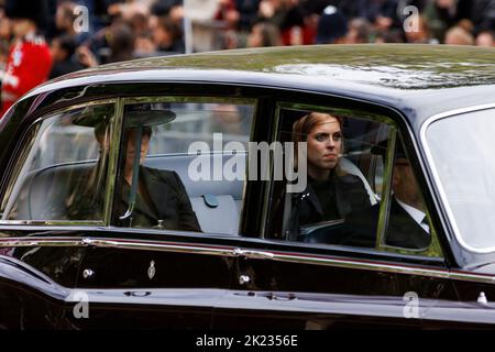 Il funerale di Stato di sua Maestà la Regina Elisabetta II, visto dal Mall. Le principesse Beatrice ed Eugenie sono guidate dietro la bara come marinai di Th Foto Stock