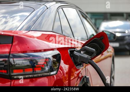 Zwickau, Germania. 26th Apr, 2022. Un ID.5 GTX si trova presso la stazione di ricarica nello stabilimento Volkswagen di Zwickau. Oltre ai veicoli VW, anche i veicoli dei marchi Audi e Seat del Gruppo escono dalla linea di produzione. I veicoli sono basati sul Modular Electric Toolkit. Volkswagen ha trasformato il sito, che impiega circa 9.000 persone, in una fabbrica di veicoli elettrici a un costo di 1,2 miliardi di euro. Credit: Jan Woitas/dpa/Alamy Live News Foto Stock