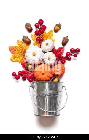 Bouquet autunnale di acorns, bacche, foglie d'acero, zucche in coni secchio isolato su sfondo bianco Flat Lay Top view Floral Holiday card Ciao Sep Foto Stock