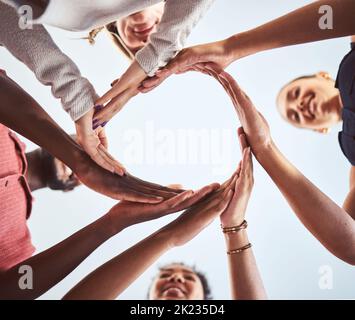 Diversità, lavoro di squadra e sinergia tra i lavoratori dipendenti in collaborazione e solidarietà. Un gruppo di persone diverse si affina all'unità Foto Stock