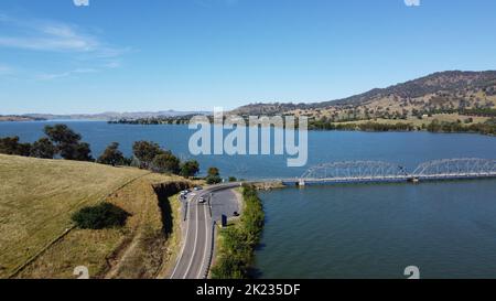 Il ponte Bethanga o BellBridge è un ponte stradale a capriate d'acciaio che porta la Riverina Highway attraverso il lago Hume, un lago artificiale sulla Murray Ri Foto Stock