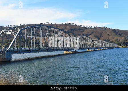 Il ponte Bethanga o BellBridge è un ponte stradale a capriate d'acciaio che porta la Riverina Highway attraverso il lago Hume, un lago artificiale sulla Murray Ri Foto Stock