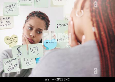 Appunti appiccicosi, specchio e donna che scattano una foto su uno smartphone con un volto triste e confuso. Ragazza sconvolta e infelice leggere motivazionale, positivo Foto Stock