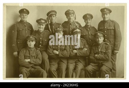 Cartolina originale del ritratto in studio dell'era WW1 dei compagni di unità medica dell'esercito del Royal Army Medical Corps (RAMC) - comraderie, giubilanti e celebranti la fine della prima guerra mondiale. Alcuni hanno drappeggiato i nastri intorno ai loro berretti, tutti sorridono e sono così felici. Soldati della prima guerra mondiale soldati della prima guerra mondiale. Sul retro della cartolina è "scattata al Ripon Armistizio Day 11 novembre 1918". Ripon, Harrogate, North Yorkshire, Inghilterra, Regno Unito Foto Stock