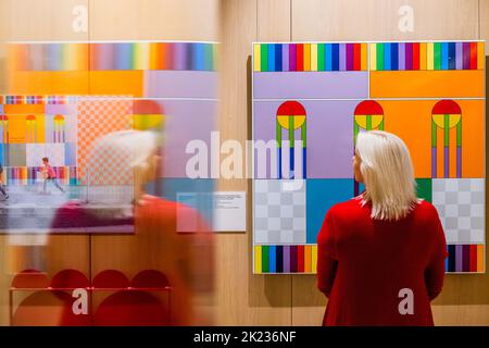 Londra, Regno Unito. 22nd Set, 2022. Prototipo di pannello smalto per l'installazione di Happy Street, 2019 - Yinka Ilori: Parabole per la felicità al Design Museum. La prima mostra museale che esplora l'opera dell'artista e designer Yinka Ilori. Con oltre 100 oggetti, da opere d'arte, fotografie e mobili, a tessuti, libri e oggetti personali. Si svolge dal 15 SETTEMBRE 2022 al 25 GIUGNO 2023. Credit: Guy Bell/Alamy Live News Foto Stock