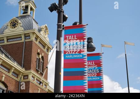 Gare di navi alte 2022 Harlingen. Un evento con navi alte, navi a vela da tutto il mondo. Striscioni multicolore di fronte all'ex cortili Foto Stock