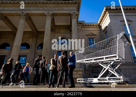 Hannover, Germania. 22nd Set, 2022. Un carrello della spesa grande e vuoto si trova di fronte al parlamento di stato durante la campagna 'ora delle elezioni? - Ora di pasto!' Della Conferenza statale sulla povertà della bassa Sassonia di fronte al parlamento statale. Credit: Moritz Frankenberg/dpa/Alamy Live News Foto Stock