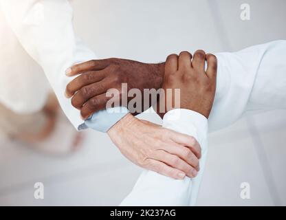 Collaborazione aziendale, supporto alle mani e al lavoro di squadra per missione di fiducia, sinergia e partnership. Al di sopra dei lavoratori in solidarietà, cooperazione e. Foto Stock