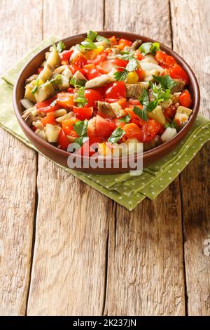 Insalata turca kozlenmis patl?Can salate? tarifi con melanzane alla griglia, peperoni al forno, cipolle, pomodori e aglio primo piano in una ciotola sul tavolo. Ve Foto Stock