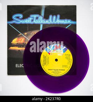 Copertina e vinile viola della versione singola da sette pollici di Sweet Talkin' Woman di elo, rilasciata nel 1978. Foto Stock