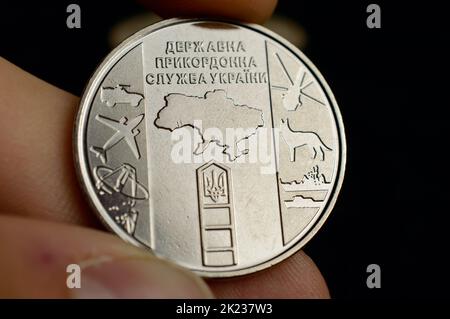 Monete ucraine - periodo di guerra edizione limitata 2022. Traduzione - Servizio di frontiera statale dell'ucraina. Foto Stock