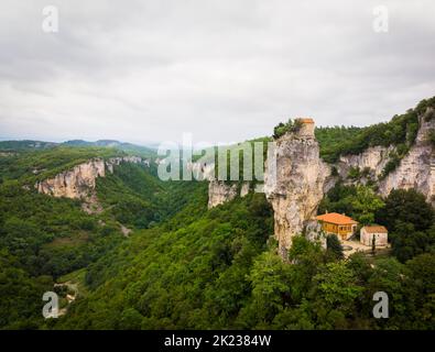 Pilastro Katskhi. Monastero dell'uomo vicino al villaggio di Katskhi. La chiesa ortodossa e la cella abate su una scogliera rocciosa. Imereti, Georgia Foto Stock