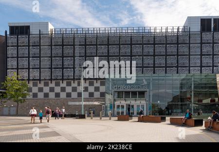 Plymouth, Devon, Inghilterra, Regno Unito. 2022. Il Drake Circus edificio popolare shopping e parcheggio nel centro della città. Foto Stock