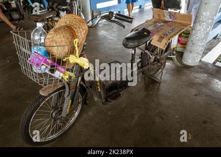 Malesia, 10 luglio 2022 - bicicletta elettrica fatta in casa usata sull'isola del granchio. Foto Stock