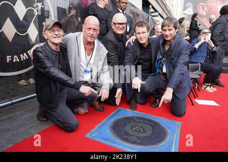 (Sinistra-destra) Woody Woodmansey, Lee Bennett, Kevin Armstrong, Nick Moran e Clifford Slapper partecipano alla presentazione di una pietra per David Bowie sulla Music Walk of Fame a Camden, nel nord di Londra. Data immagine: Giovedì 22 settembre 2022. Foto Stock