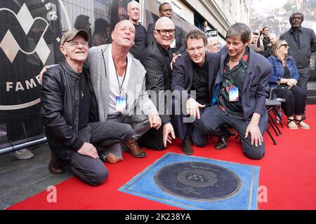 (Sinistra-destra) Woody Woodmansey, Lee Bennett, Kevin Armstrong, Nick Moran e Clifford Slapper partecipano alla presentazione di una pietra per David Bowie sulla Music Walk of Fame a Camden, nel nord di Londra. Data immagine: Giovedì 22 settembre 2022. Foto Stock