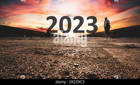 Buon 2023° anniversario. Transizione dal 2022 al nuovo anno 2023 testo a distanza. Foto ad alta risoluzione per grandi display, stampe, striscioni. Foto Stock