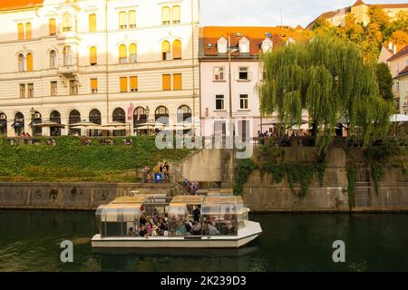 Lubiana, Slovenia - Settembre 3rd 2022. Una barca turistica si ferma per prendere i passeggeri sul lungomare del fiume Lubiana nel centro di Lubiana Foto Stock