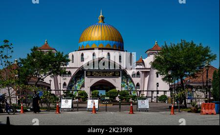 Malesia, 10 luglio 2022 - la moschea galleggiante nel pomeriggio a Malacca. Foto Stock