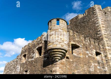 Blackness Castle, una fortezza del 15th° secolo sul Firth of Forth, una proprietà storica scozzese nel Regno Unito. Foto Stock