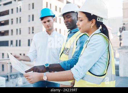 Progettazione, progettazione e pianificazione con BluePrint in cantiere con lavoro di squadra, collaborazione e supporto. Diversità, carta e architettura Foto Stock
