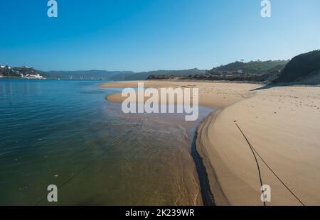 Praia das Furnas spiaggia di sabbia con vista sul fiume Mira a Vila Nova de Milfontes, Vicentine Coast Natural Park Portogallo. Foto Stock