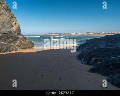 Praia das Furnas spiaggia di sabbia con vista sul fiume Mira a Vila Nova de Milfontes, selvaggio Rota Vicentina Coast Natural Park Portogallo. Foto Stock