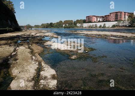 A Tolosa (Francia), la Garonna sta vivendo il suo livello più basso in 60 anni all'inizio dell'autunno. L'ondata di caldo di quest'estate, che sta per concludersi, si è combinata, come in tutto il paese, con una siccità senza precedenti, dovuta al cambiamento climatico. Questo livello è tanto più preoccupante in quanto il fiume, direttamente a valle della catena dei Pirenei, di solito raggiunge il suo livello critico nel mese di ottobre. Livelli bassi di acqua da affluenti e dighe di montagna sono effettuati regolarmente, ma la risorsa di hydrolic deve essere limitata per assicurare un approvvigionamento durante la caduta. Settembre 22, 2022. Foto di Patrick Batard/ABACA Foto Stock