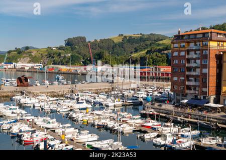 Bermeo, SPAGNA - 13 2022 luglio: Tramonto sulla bella storica città di pescatori Bermeo. Barche ormeggiate nel porto. Destinazione del viaggio nel Nord della Spagna Foto Stock