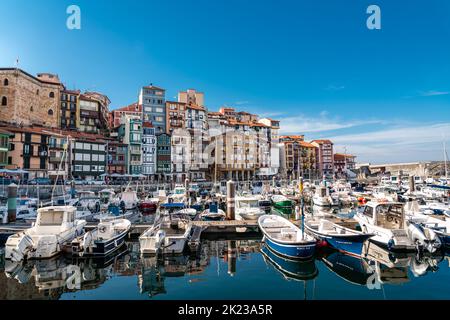 Bermeo, SPAGNA - 13 2022 luglio: Tramonto sulla bella storica città di pescatori Bermeo. Barche ormeggiate nel porto. Destinazione del viaggio nel Nord della Spagna Foto Stock