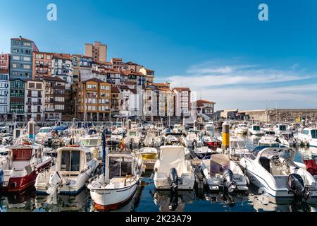 Bermeo, SPAGNA - 13 2022 luglio: Tramonto sulla bella storica città di pescatori Bermeo. Barche ormeggiate nel porto. Destinazione del viaggio nel Nord della Spagna Foto Stock