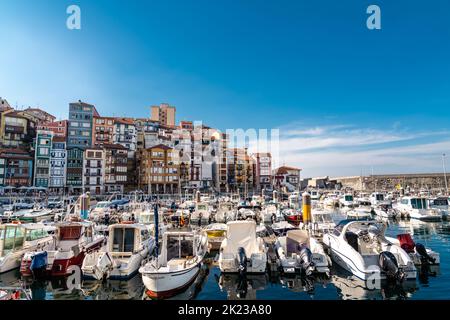 Bermeo, SPAGNA - 13 2022 luglio: Tramonto sulla bella storica città di pescatori Bermeo. Barche ormeggiate nel porto. Destinazione del viaggio nel Nord della Spagna Foto Stock