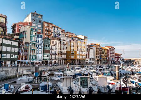 Bermeo, SPAGNA - 13 2022 luglio: Tramonto sulla bella storica città di pescatori Bermeo. Barche ormeggiate nel porto. Destinazione del viaggio nel Nord della Spagna Foto Stock