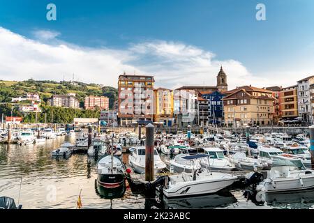 Bermeo, SPAGNA - 13 2022 luglio: Tramonto sulla bella storica città di pescatori Bermeo. Barche ormeggiate nel porto. Destinazione del viaggio nel Nord della Spagna Foto Stock