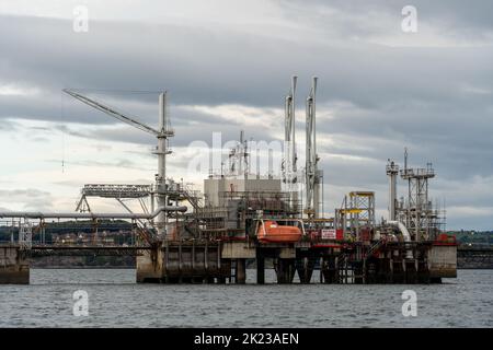 Una nave cisterna presso il terminal petrolifero di Hound Point, ad est del Forth Bridge sul Firth of Forth, Scozia, Regno Unito. Foto Stock