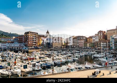 Bermeo, SPAGNA - 13 2022 luglio: Tramonto sulla bella storica città di pescatori Bermeo. Barche ormeggiate nel porto. Destinazione del viaggio nel Nord della Spagna Foto Stock