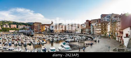 Bermeo, SPAGNA - 13 2022 luglio: Tramonto sulla bella storica città di pescatori Bermeo. Barche ormeggiate nel porto. Destinazione del viaggio nel Nord della Spagna Foto Stock