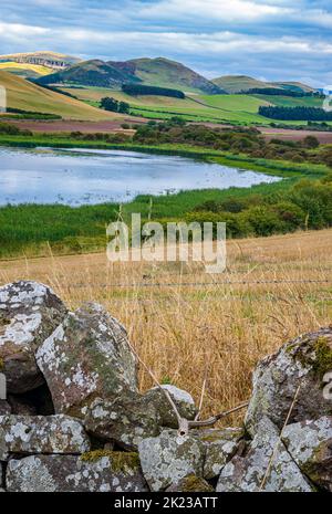 Kirk Yetholm, Scottish Borders, UK – Vista attraverso Yetholm Loch guardando verso i Cheviots Foto Stock