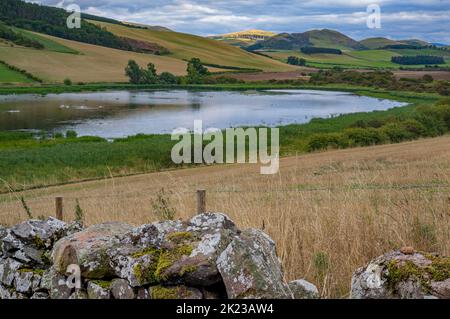 Kirk Yetholm, Scottish Borders, UK – Vista attraverso Yetholm Loch guardando verso i Cheviots Foto Stock